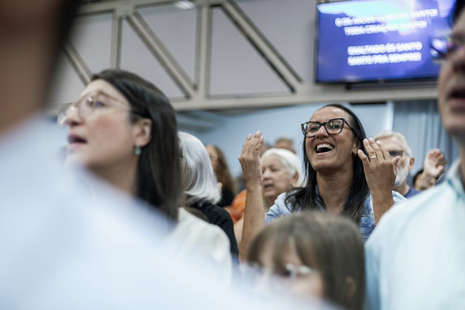 Pessoas celebrando com alegria durante um culto da PIB Floripa